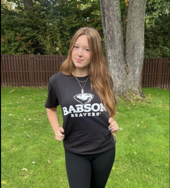 Marta Gershanok announces her Babson commitment with a commitment post.
(photo courtesy of https://www.instagram.com/p/CyiqiSbOZWp/)